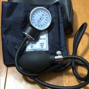 Sphygmomanometer with case